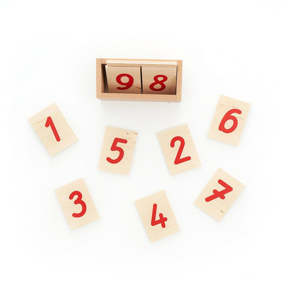 Números impresos en madera y caja